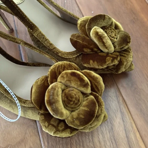 NWT Antonio Melani Ester Velvet Flower Heel Pumps Sz 7,5 - Picture 8 of 10